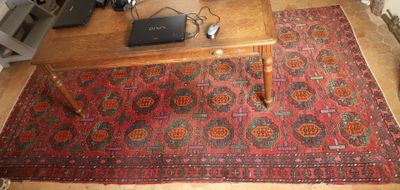 un tapis posé à même le sol, sur lequel se trouve un ordinateur portable