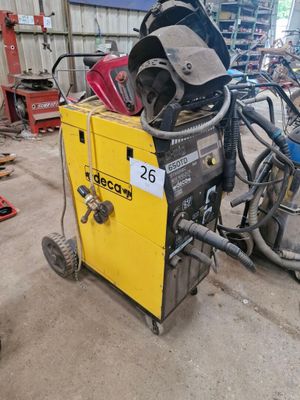 une machine qui se trouve dans un garage avec d'autres machines