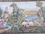 une photo d'une tapisserie accrochée au mur d'un bâtiment