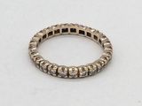 gros plan d'une bague en argent sur une surface blanche