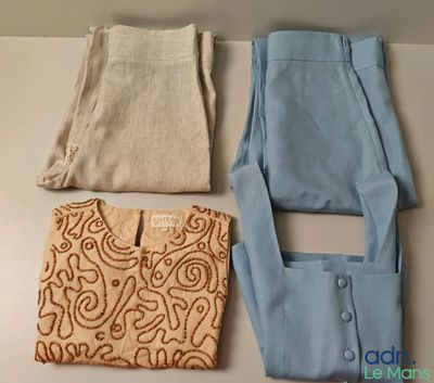 trois vêtements posés les uns à côté des autres sur une table
