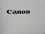 L'imprimante Canon est blanche et porte un logo noir.