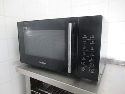 un micro-ondes posé sur un comptoir
