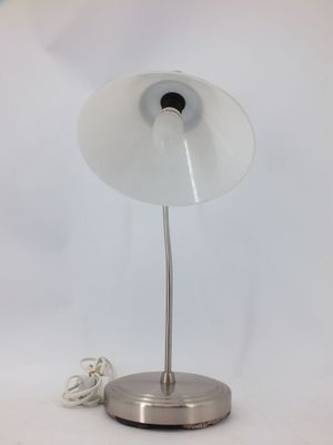 une image d'une lampe de table avec un abat-jour blanc
