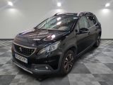 la voiture noire est garée sur un sol en damier dans le garage