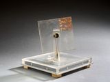 un petit objet métallique surmonté d'un miroir