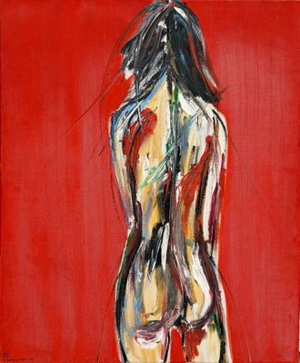 un tableau représentant une femme debout devant un fond rouge