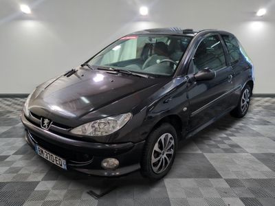 la photo d'une voiture noire garée dans un garage