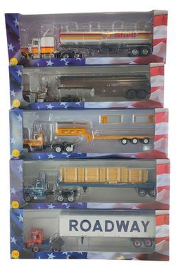 six camions miniatures dans une vitrine sur fond blanc