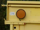 un gros plan sur un feu tricolore installé sur un camion jaune