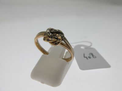 Gros plan sur une bague en or ornée d'une fleur