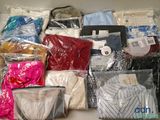 de nombreux types de chemises, rangées dans des sacs sur une étagère
