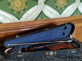un étui à violon posé sur une table, contenant un violon