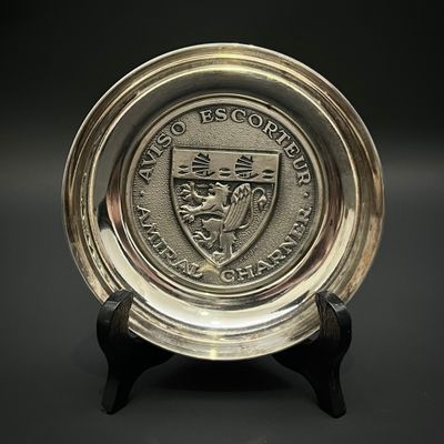 une image représentant une assiette en argent portant le sceau de l'université de Caroline du Sud