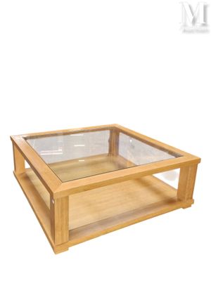 une table en bois avec un plateau en verre sur fond blanc
