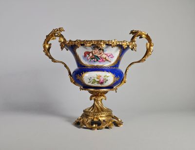 un vase bleu et or orné de fleurs