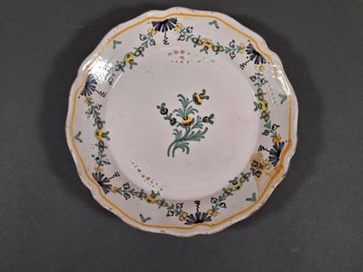 une assiette avec un motif floral sur une table