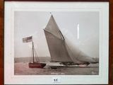 une vieille photo représentant un voilier et un bateau sur un plan d'eau