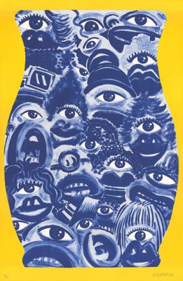 un vase bleu rempli d'une multitude d'yeux de toutes sortes