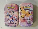 deux boîtes ornées de Pokémon posées sur une table