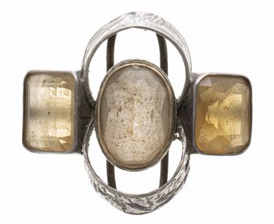 une image représentant une broche ornée d'une pierre au centre