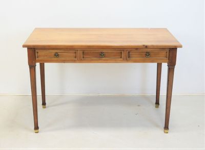 une photo d'une table en bois à deux tiroirs