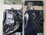 deux sacs de vêtements sont emballés dans du plastique et posés sur une surface blanche