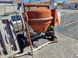 une bétonnière garée sur le bord de la route