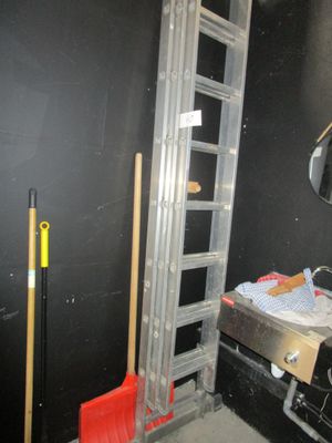 une échelle adossée au mur d'une pièce