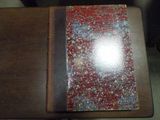 un livre posé sur une table, avec une couverture rouge