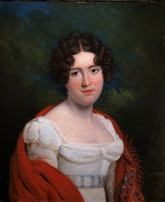 portrait d'une dame en robe blanche et châle rouge