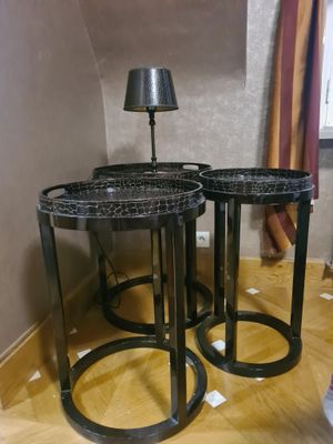 deux tables posées sur un sol en bois dur