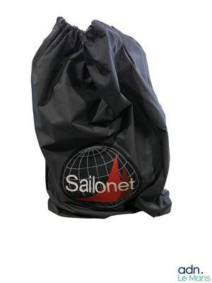 un sac noir orné d'un logo rouge