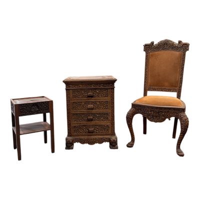 deux meubles, dont une chaise, une table et une table d'appoint