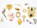 tout un tas de broches posées sur une table
