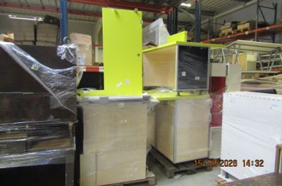 beaucoup de meubles dans un entrepôt où se trouvent de nombreux cartons