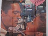 une vieille affiche de cinéma représentant un homme embrassant une femme devant un cœur