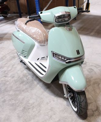 un scooter garé dans un garage