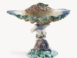 une image représentant une sculpture en céramique d'une femme portant un coquillage sur la tête