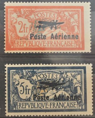 deux timbres différents provenant de France, l'un représentant un avion et l'autre représentant