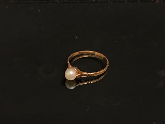 Petite bague solitaire en or 18 carats 750 millièmes à décor d’un...