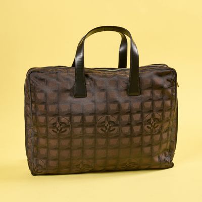 une image représentant un sac à main marron sur fond jaune
