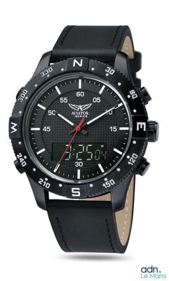 un gros plan d'une montre noire avec une trotteuse rouge