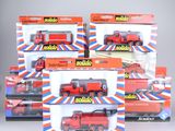 six jouets rouges et bleus emballés, dont un camion de pompiers, un camion de pompiers et un camion
