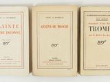 trois livres sur une table blanche sur fond blanc