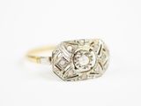 une bague Art déco sertie d'un diamant, en or blanc 18 carats