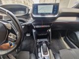 l'intérieur d'une voiture avec un volant, un tableau de bord et une planche de bord
