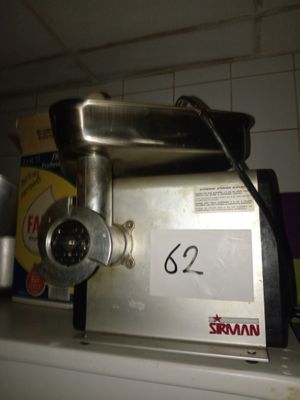 une machine posée sur un comptoir