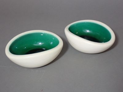 Kéramos à Sèvres. Paire de coupelles en faïence émaillées bl…