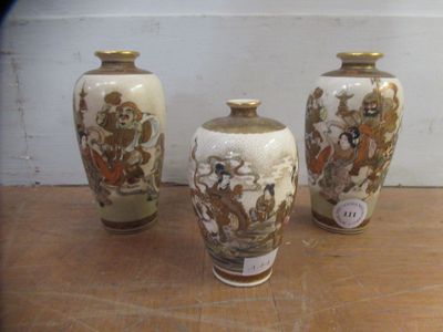 Japon, Meiji Paire de petits vases en céramique de Satzuma H…